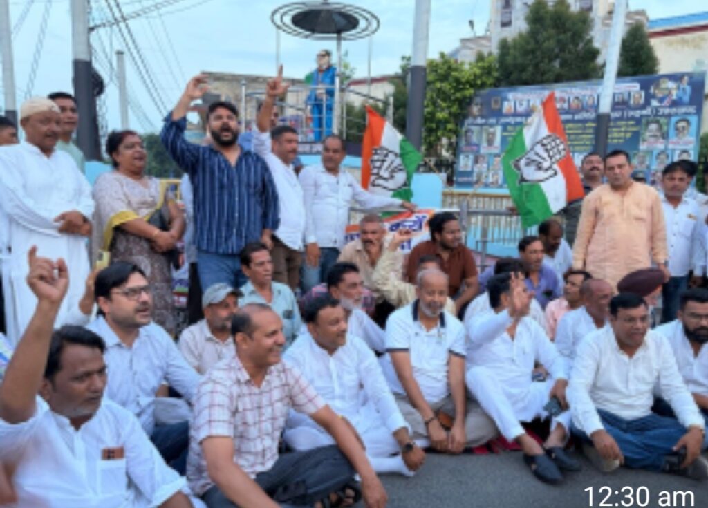 शिक्षा मंत्री के इस्तीफे के बाद भी कांग्रेस का आक्रोश थमता नहीं दिख रहा। रुड़की में कांग्रेस नेताओं ने अनशन और कैंडल मार्च निकालकर सरकार पर छात्रों की आवाज दबाने का लगाया आरोप ,,,