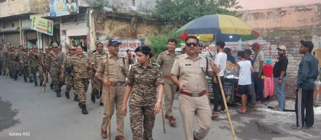 जिले के अलग-अलग थाना क्षेत्रों में पुलिस, पीएसी, पैरामिलिट्री और अर्धसैनिक बलों के साथ लगातार फ्लैग मार्च और एरिया डोमिनेशन अभियान चलाकर सुरक्षा व्यवस्था को दिया अंतिम रूप,,,
