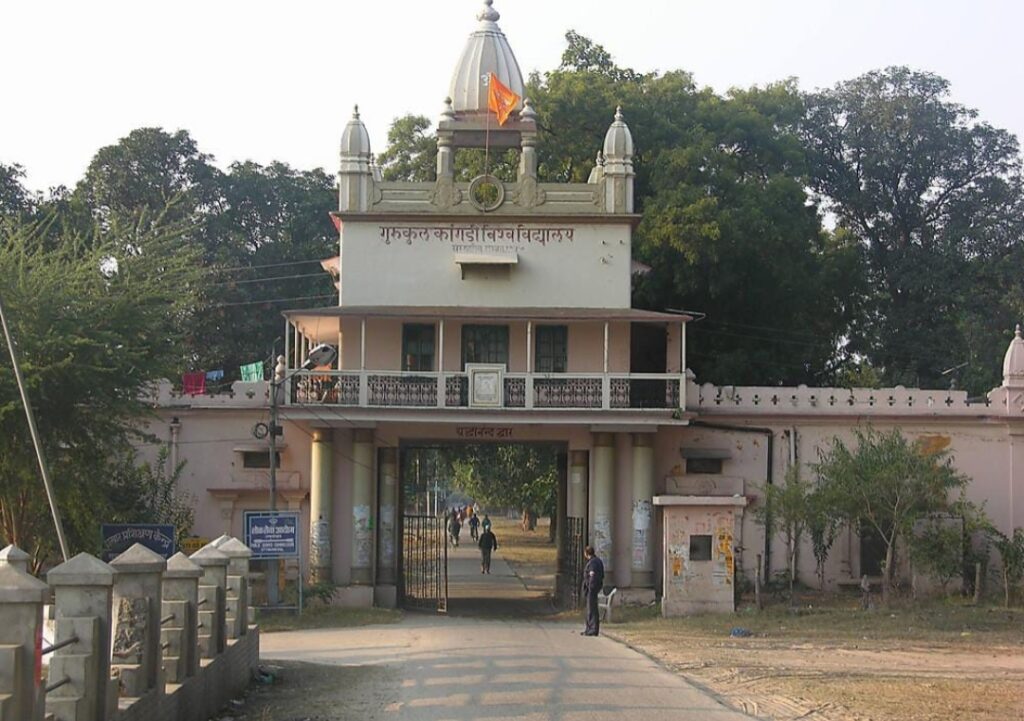 विश्वविद्यालय के कुछ कर्मचारियों और संबंधित पक्षों ने नियुक्ति प्रक्रिया में नियमों की अनदेखी, पारदर्शिता की कमी और भाई-भतीजावाद के गंभीर आरोप लगाए हैं। आरोपों के सामने आने के बाद विश्वविद्यालय की कार्यप्रणाली और नियुक्ति प्रक्रिया को लेकर खड़े हुवे कई सवाल,,,