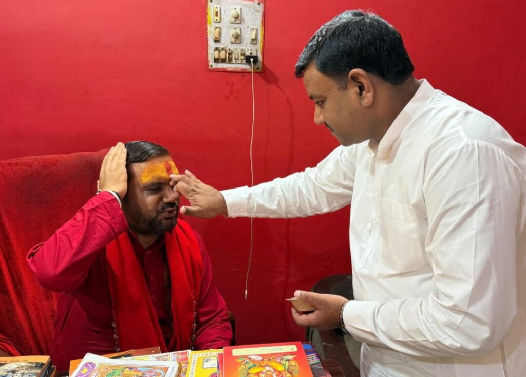 गुरु पूर्णिमा पर्व पर नगर के राजनीतिक,सामाजिक एवं धार्मिक क्षेत्र की गणमान्य हस्तियों ने आचार्य रमेश सेमवाल जी महाराज का लिया आशीर्वाद,,,