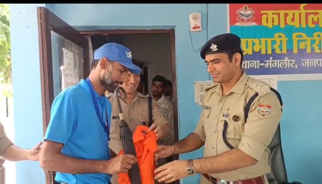 कावड़ यात्रा को सकुशल सम्पन्न कराने में सहयोग करने वाले 54 एस पी ओ को सी ओ मंगलौर ने बांटे कार्ड , टी शर्ट और छतरी ,,,