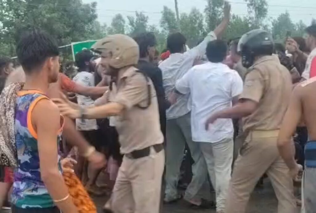 कांवड़ यात्रा के दौरान इमलीखेड़ा चौकी क्षेत्र के दरियापुर में गंगाजल खंडित होने के बाद माहौल हुआ अचानक तनावपूर्ण,चौकी प्रभारी की सूचबुच से टला बड़ा संघर्ष,,,