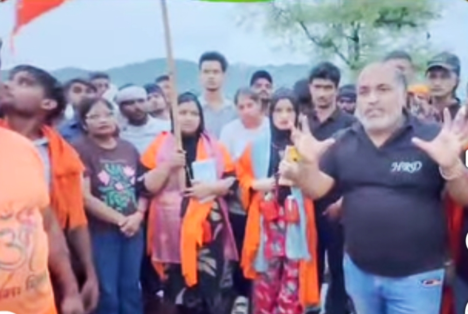 बुर्के में गंगाजल ले जा रही कन्वर्ट हिन्दू महिलाओं का स्वागत करने हरिद्वार पहुंचे विवादित हिंदूवादी नेता ललित शर्मा और उसकी पत्नी का हरिद्वार में पत्रकारों से हुआ विवाद ,,,