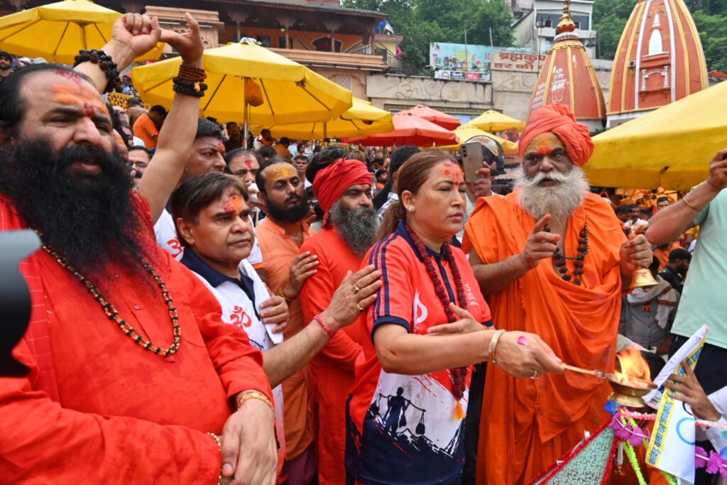 खेलमंत्री रेखा आर्य ने देश को खेलों के क्षेत्र में विश्व की खेल महाशक्ति के रूप में स्थापित करने के संकल्प के साथ गंगा पूजन के बाद उन्होंने कांवड़ उठाकर 22 किलोमीटर की पैदल की यात्रा शुरू ,,,