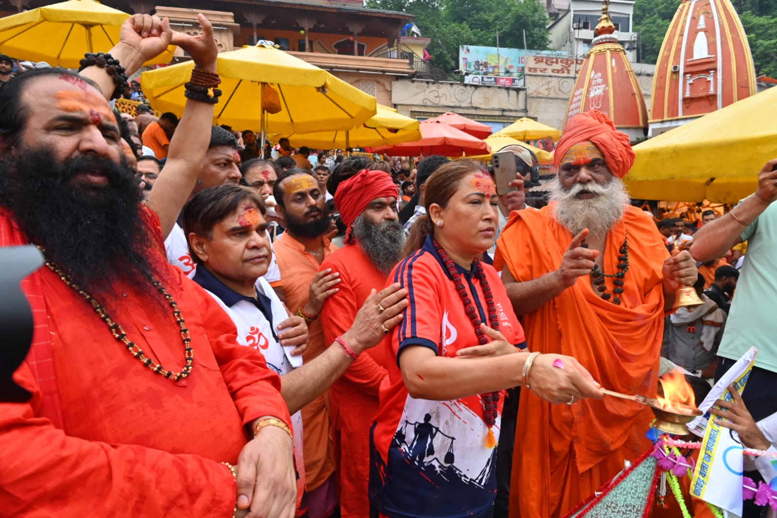 खेलमंत्री रेखा आर्य ने देश को खेलों के क्षेत्र में विश्व की खेल महाशक्ति के रूप में स्थापित करने के संकल्प के साथ गंगा पूजन के बाद उन्होंने कांवड़ उठाकर 22 किलोमीटर की पैदल की यात्रा शुरू ,,,