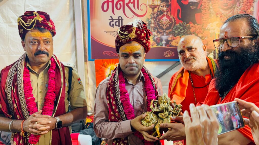 4 करोड़ 50 लाख से अधिक कांवड़ियों की भारी भीड़ के बीच कांवड़ यात्रा-2026 को सकुशल पार लगाने के बाद डीएम मयूर दीक्षित और एसएसपी नवनीत सिंह भुल्लर पहुंचे हरकी पैड़ी,,,