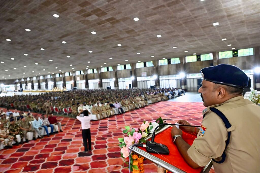 आस्था के महासैलाब के बीच करीब साढ़े चार करोड़ कांवड़ यात्रियों की भीड़ को व्यवस्थित तरीके से संभालकर कांवड़ मेला-2026 को सकुशल संपन्न कराने वाली पुलिस फोर्स की मेहनत आखिरकार मंच पर दी दिखाई,,,