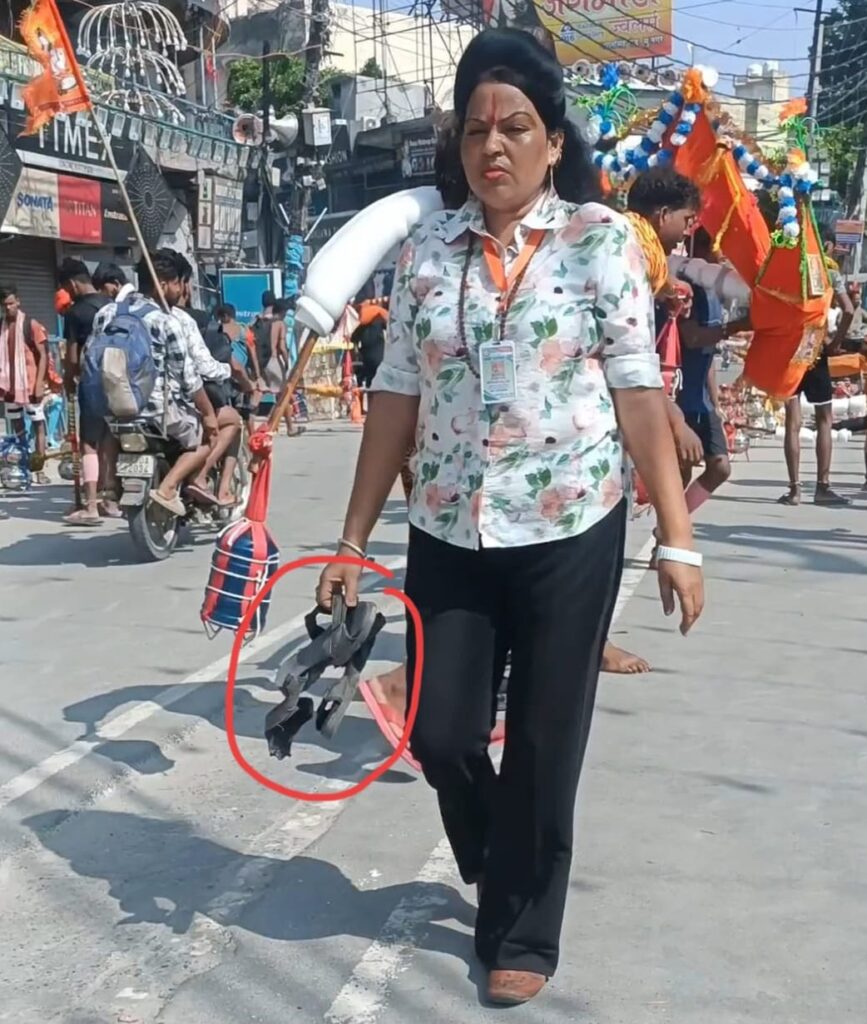 एक शिवभक्त ऐसी भी चप्पलें उठाने वाले हाथों में दिखा इंसानियत का सबसे बड़ा धर्म,शिवभक्तों की राह साफ करने सड़क पर उतरीं क्रांतिकारी शालू सैनी,,,