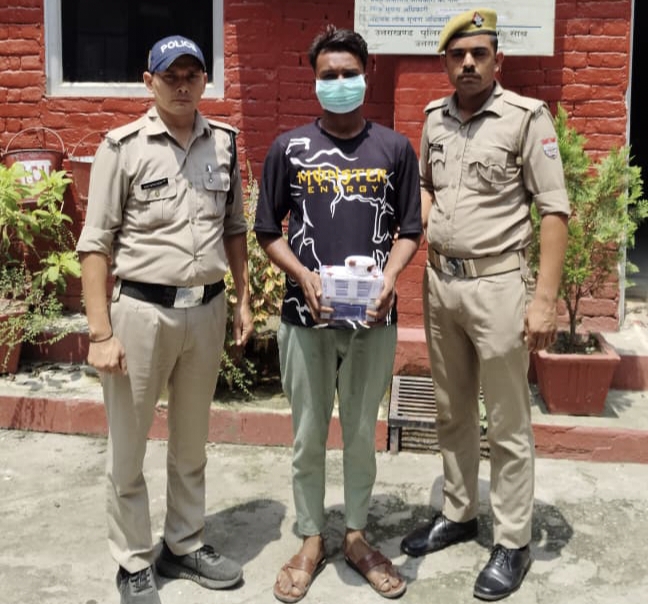 पुलिस ने एक युवक को 12.06 ग्राम अवैध स्मैक के साथ दबोच लिया। पूछताछ में नशा सामग्री उपलब्ध कराने वाली एक महिला का नाम भी आया सामने,,,