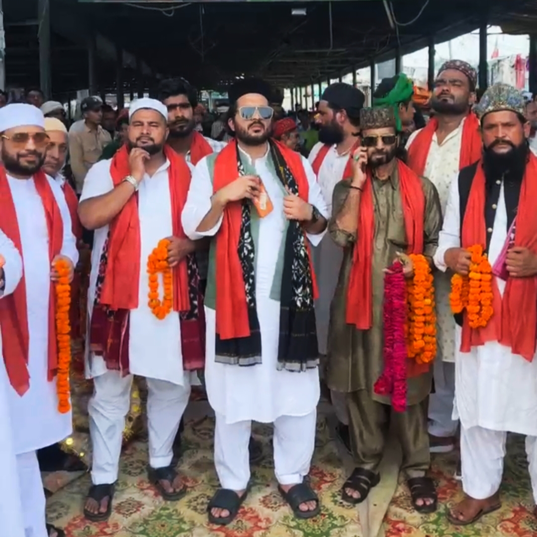 बरेली शरीफ से करीब डेढ़ सौ अकीदतमंदों का जत्था सूफी वसीम साबरी की सरपरस्ती में 38वां साबरी झंडा लेकर पिरान कलियर पहुंचा,,,
