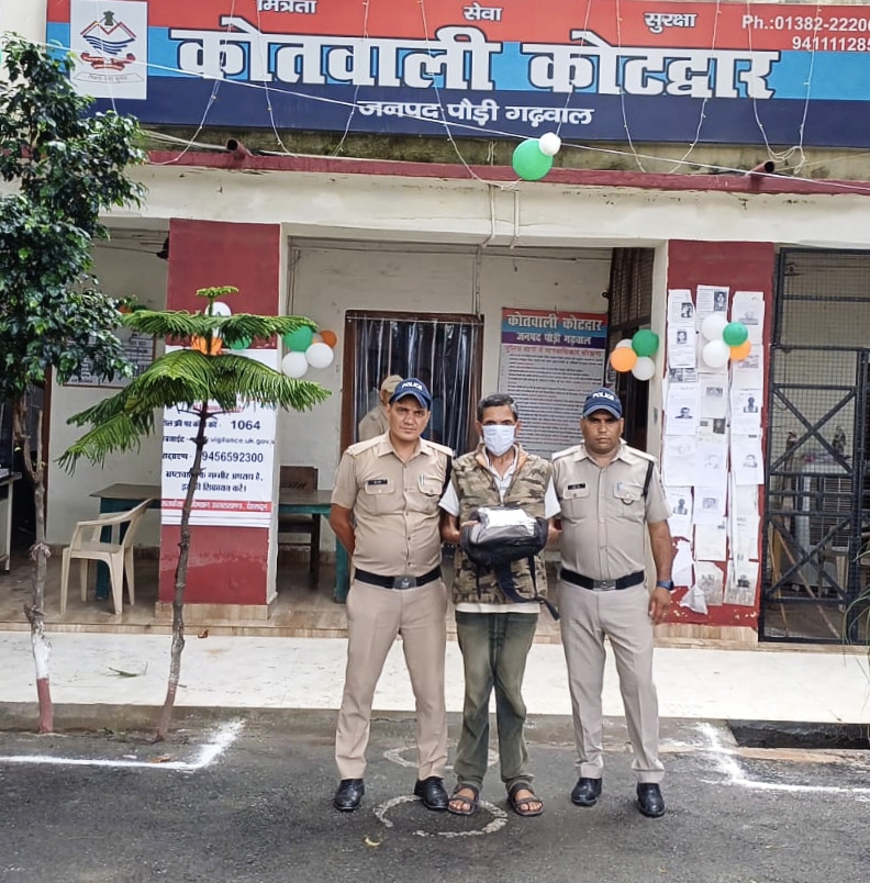 कोटद्वार में नशा तस्करी के खिलाफ पौड़ी पुलिस ने बड़ी कार्रवाई करते हुए हिस्ट्रीशीटर नशा तस्कर को किया गिरफ्तार,,,