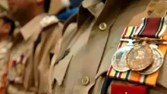 स्वतंत्रता दिवस पर उत्कृष्ट और विशिष्ट कार्य के लिए पुलिस अधिकारियों और कर्मचारियों को विभिन्न पदकों से किया गया सम्मानित,,,