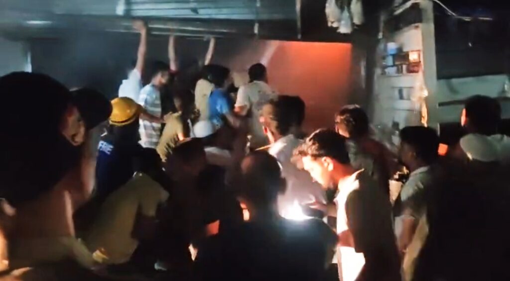 साबिर पाक के सालाना उर्स/मेले के बीच देर रात दरगाह पहाड़ी गेट के पास अजमेरी बाजार में ज्वेलरी की दुकानों में अचानक लगी आग,,,