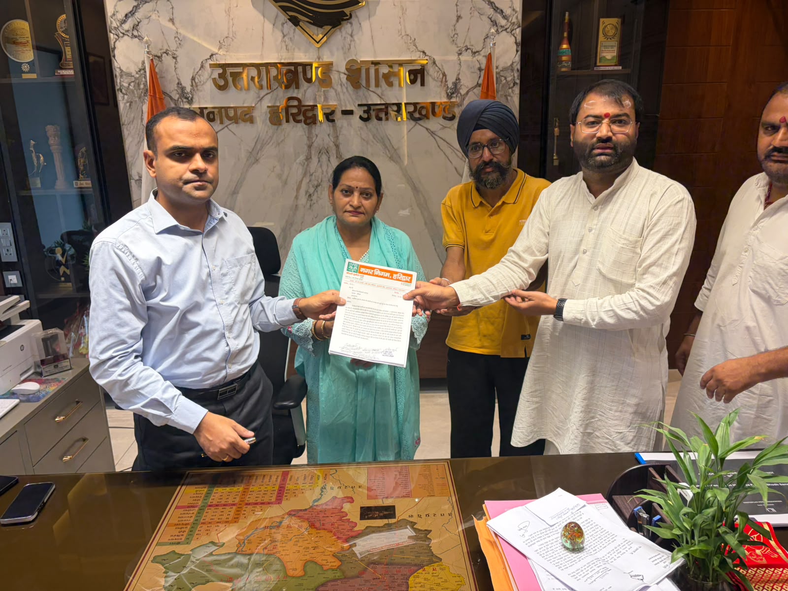 पार्षद सुनीता शर्मा ने जिलाधिकारी हरिद्वार मयूर दीक्षित और एसएसपी हरिद्वार को शिकायत देकर आश्रम की संपत्ति पर कथित कब्जे, जमीन के कथित हस्तांतरण और व्यावसायिक इस्तेमाल की उच्चस्तरीय जांच की मांग
