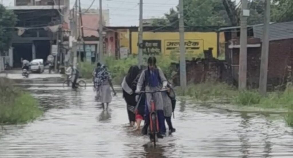 बेल्डा गांव का मुख्य मार्ग बना तालाब, तीन फीट पानी से होकर स्कूल जाने को मजबूर बच्चे,,,