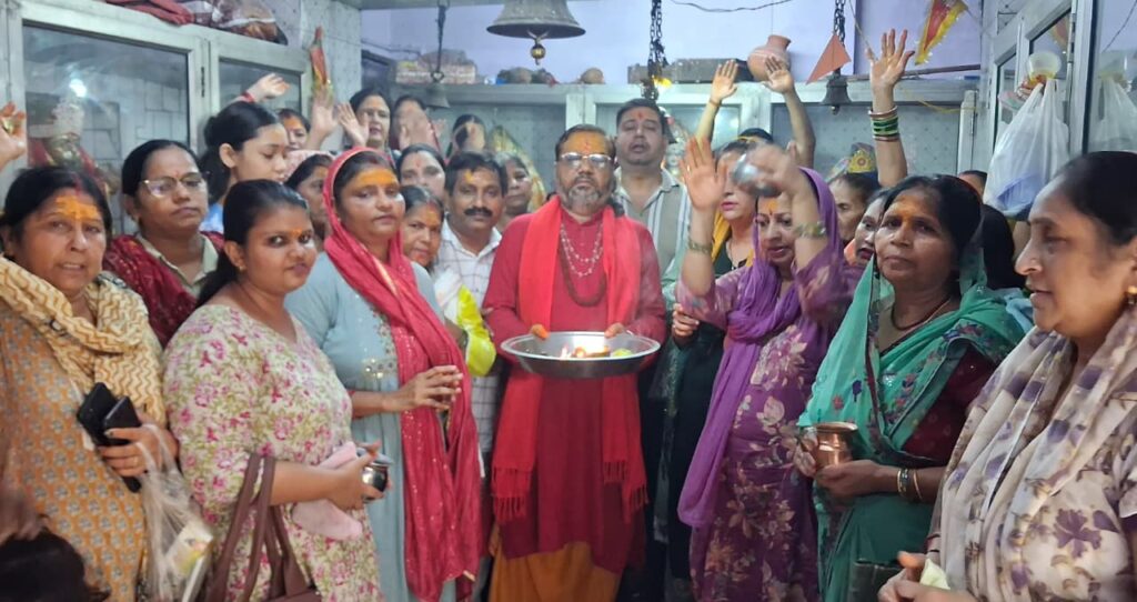 राष्ट्र कल्याण एवं विश्व शांति के लिए विशेष रुद्राभिषेक कर आचार्य रमेश सेमवाल जी महाराज ने की जनकल्याण की कामना,बड़ी संख्या में भक्तजन रहे मौजूद ,,,