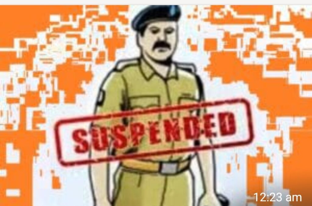 निलंबित कांस्टेबल शेर सिंह के बाद अब पिथौरागढ़ में तैनात बताए जा रहे कांस्टेबल अमित कुमार का वर्दी में बनाया गया वीडियो सोशल मीडिया पर वायरल होने के बाद पुलिस मुख्यालय में मचा हड़कंप ,,,