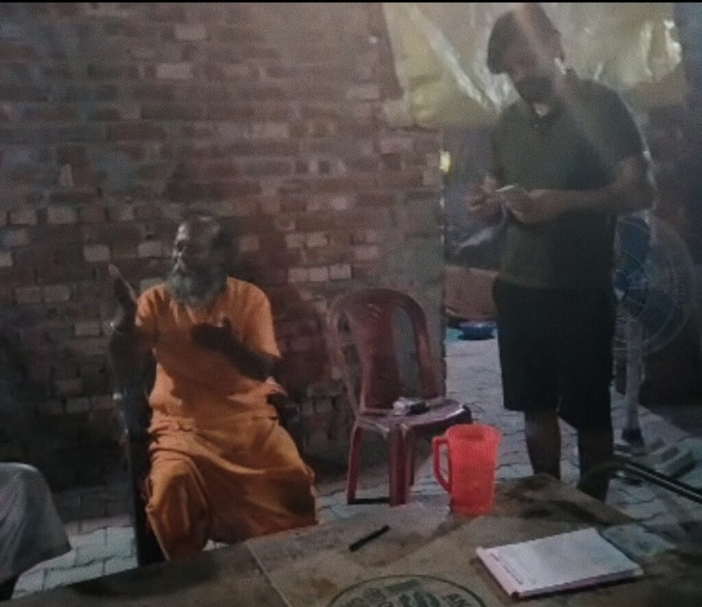 महन्त को रुपये देने के वीडियो वायरल:- महात्मा रुपये लेने के बावजूद ग्रामीणों पर लगा रहा झूठे आरोप,ग्रामीणों ने भी मंगलौर कोतवाली में तहरीर देकर महात्मा सहित उन्हें संरक्षण देने वाले लोगो पर कार्यवाही की मांग की,,,
