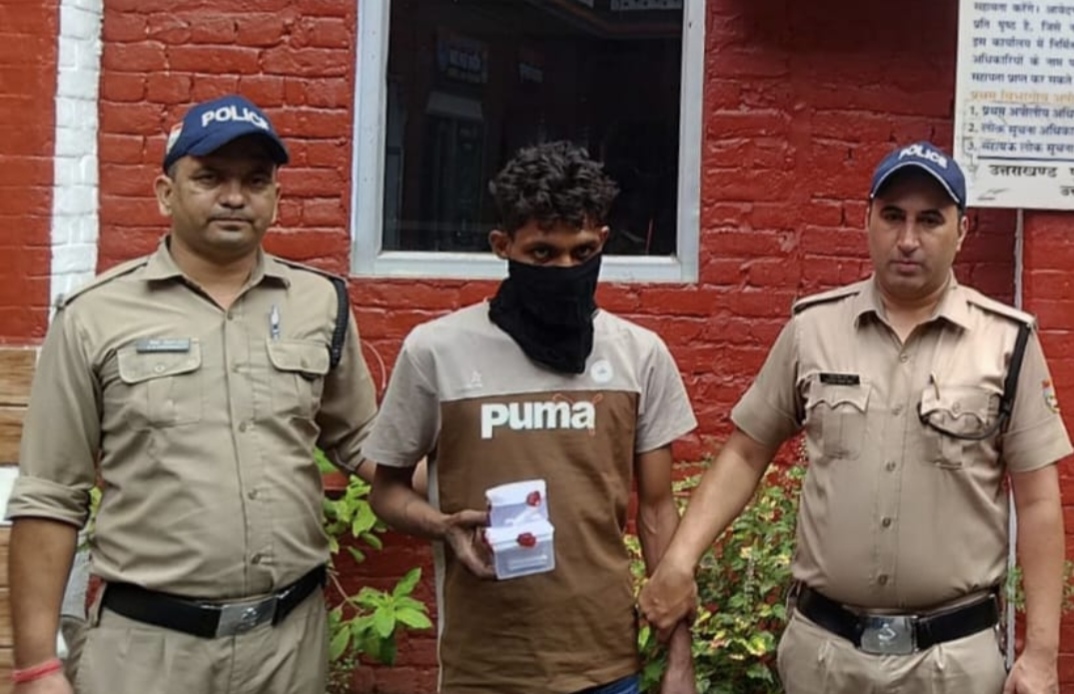 हरिद्वार पुलिस ने गश्त के दौरान संदिग्ध गतिविधियों में लिप्त एक युवक को दबोचकर उसके कब्जे से 12.57 ग्राम अवैध स्मैक (मॉर्फीन) बरामद कर किया गिरफ्तार,,,