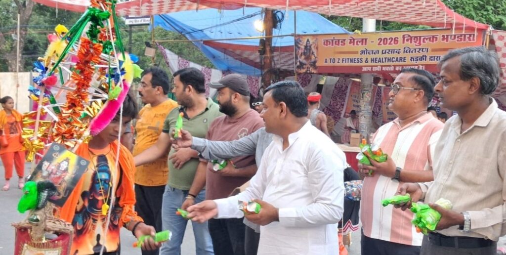 पूर्व मेयर गौरव गोयल ने बोट क्लब चौक पर कांवड़ियों का स्वागत कर बांटा शीतल पेय ,,,