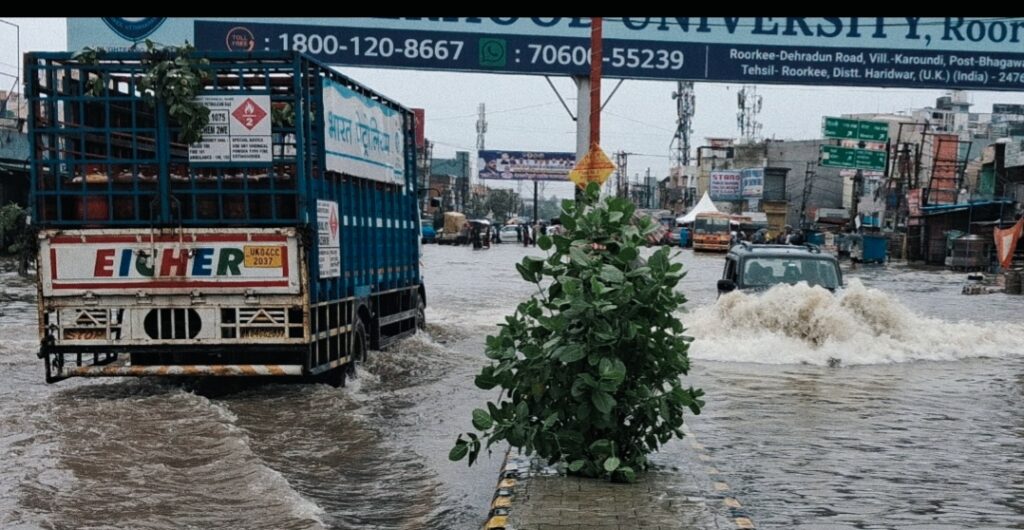 भारी बारिश से नगर के जलमग्न होने पर लोगों को झेलनी पड़ी मुसीबत,पानी में फंसकर कई वाहन हुए बंद,घरों में घुटनों तक भरा पानी,रामपुर चुंगी बनी तालाब,,,