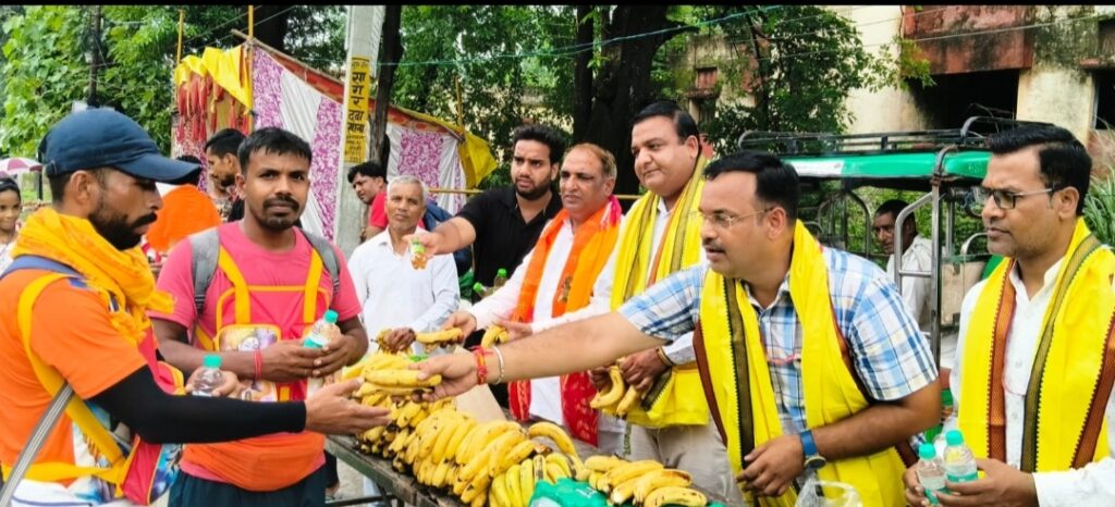 शिवभक्तों की सेवा करना ही सच्ची ईश्वरीय की सेवा,चौधरी सुभाष नंबरदार पुष्प वर्षा कर किया फल और जल का वितरण,रुड़की के दोनों प्रेस क्लब अध्यक्ष भी रहे मौजूद,,,