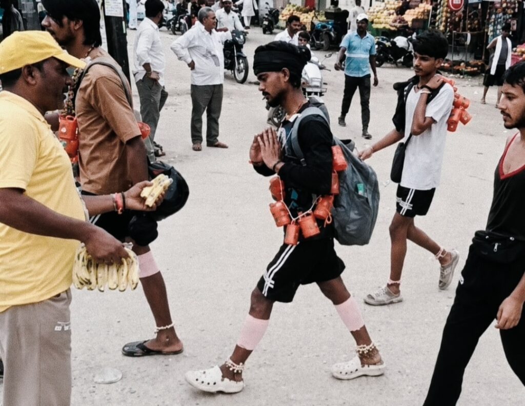 राष्ट्रीय बजरंग दल के ब्लॉक अध्यक्ष विनोद कश्यप ने शिवभक्तों को वितरित किए फल,कहा कांवड़ यात्रा आस्था,श्रद्धा और सेवा का पर्व,,,