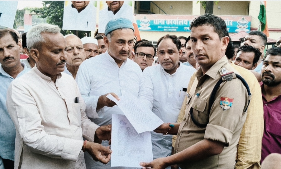 मंगलौर विधायक काजी निजामुद्दीन सैकड़ों समर्थकों के साथ मंगलौर कोतवाली पहुंचे और भाजपा कार्यकर्ताओं के खिलाफ दी तहरीर,,,