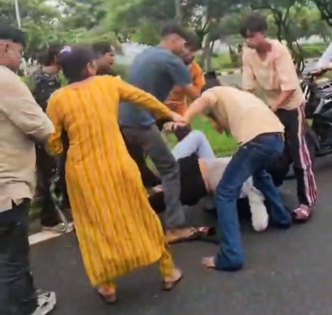 सड़क पर सरेआम हो-हल्ला, गाली-गलौज और मारपीट कर राहगीरों के लिए परेशानी खड़ी करना कुछ लोगों को पड़ा भारी,,,