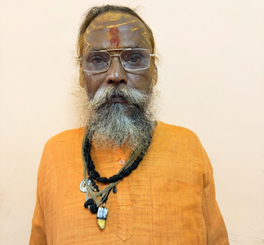 श्री आवाहन अखाड़े के श्रीमहंत गोपाल गिरी जी महाराज ने दो टूक शब्दों में कहा है कि आश्रम पर पूर्ण अधिकार केवल आवाहन अखाड़े का है और अखाड़े की संपत्ति को बेचने का अधिकार किसी भी व्यक्ति को नहीं ,,,