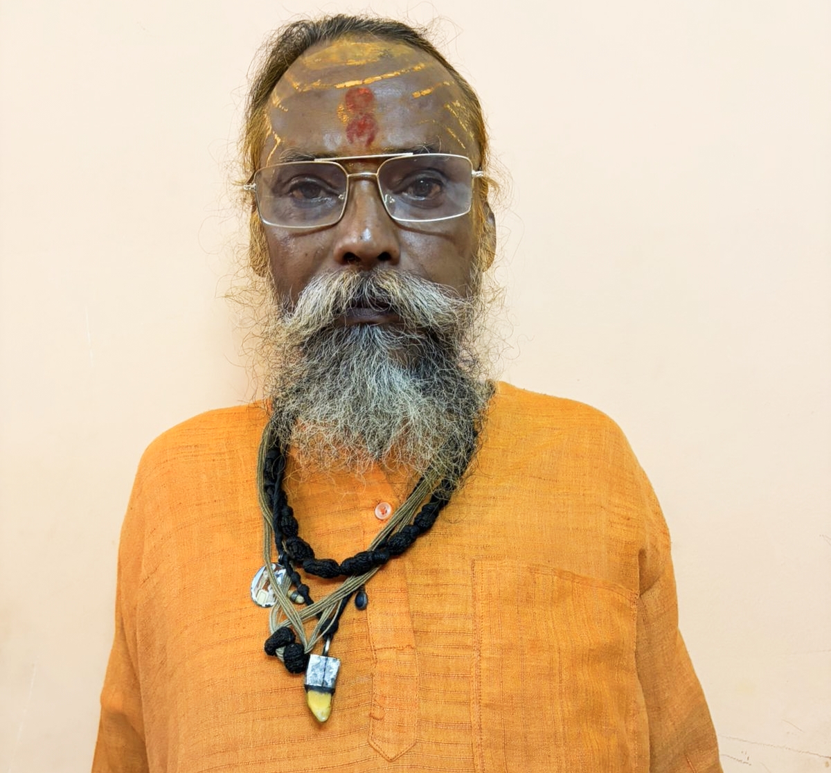 श्री आवाहन अखाड़े के श्रीमहंत गोपाल गिरी जी महाराज ने दो टूक शब्दों में कहा है कि आश्रम पर पूर्ण अधिकार केवल आवाहन अखाड़े का है और अखाड़े की संपत्ति को बेचने का अधिकार किसी भी व्यक्ति को नहीं ,,,