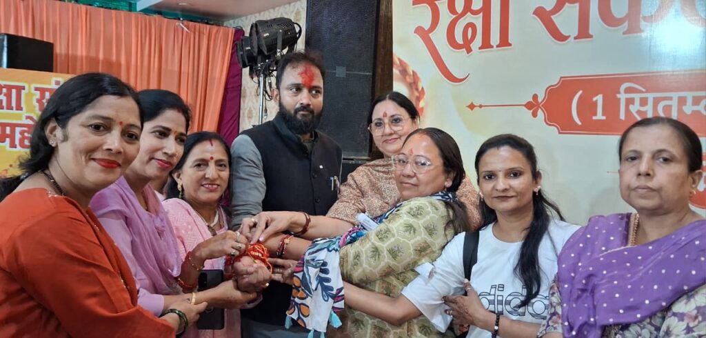 रक्षा संकल्प महोत्सव में हजारों माता-बहनों ने इंजीनियर चैरब जैन को रक्षा सूत्र बांध दिया आशीर्वाद,भाजपा जिलाध्यक्ष डॉ०मधु सिंह तथा रश्मि चौधरी रहीं मौजूद,,,