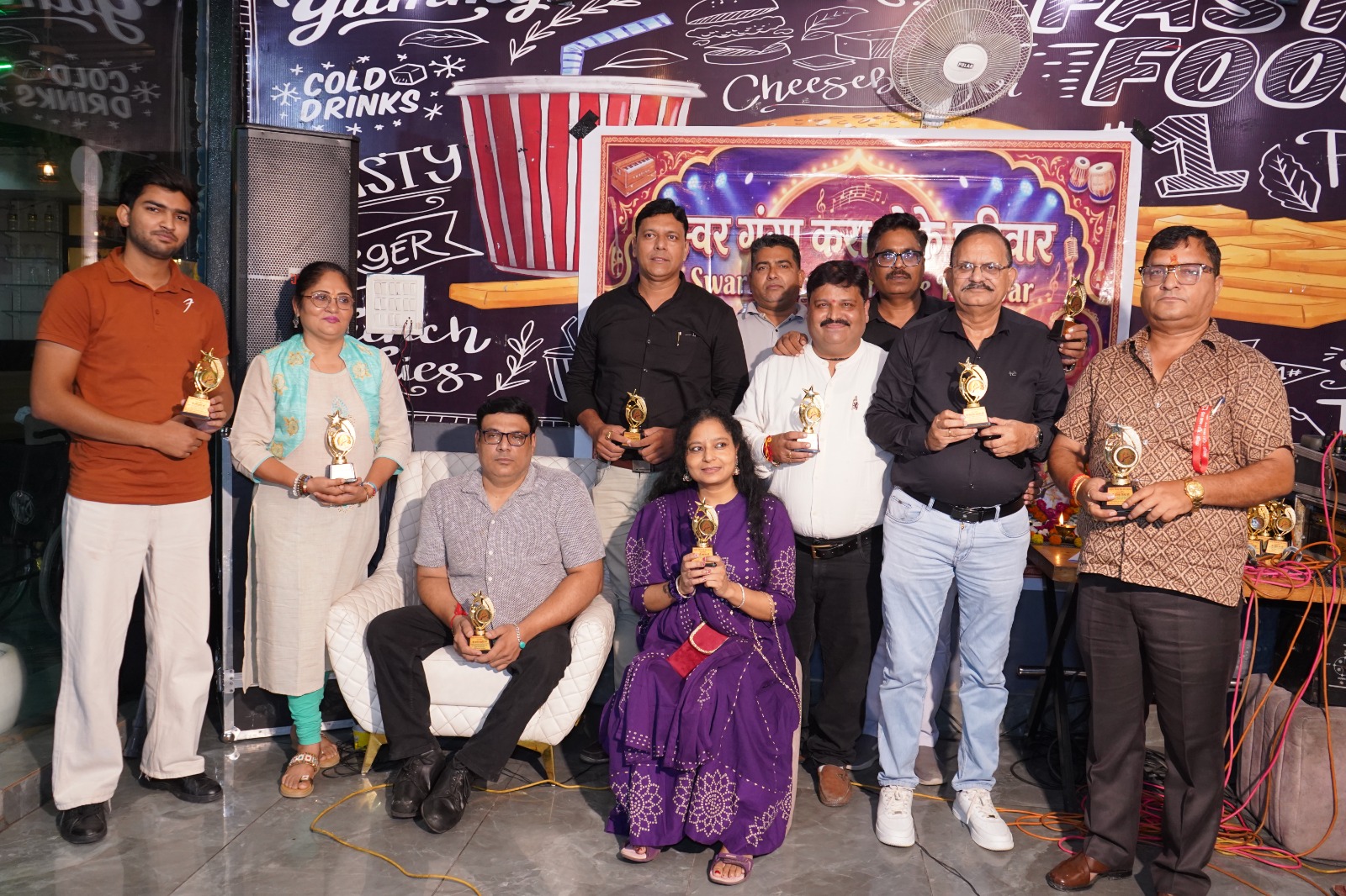मधुर गीतों की धुन, सुरीली आवाजों और तालियों की गूंज के बीच ‘स्वर गंगा कराओके परिवार’ का हुआ शुभारंभ,,,
