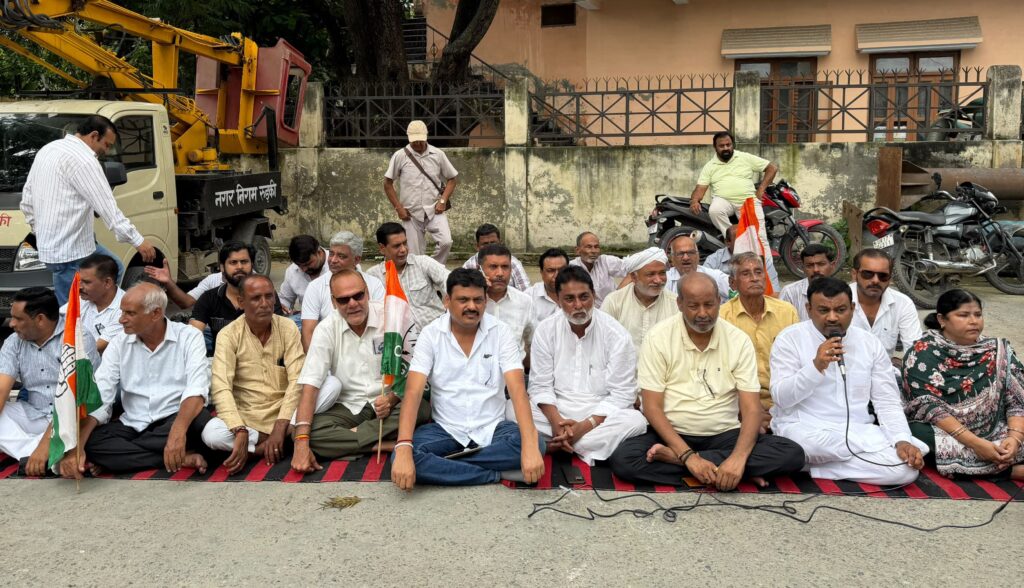 गणेशपुर में धंस रही सड़कों व मकानों में आ रही दरारों को लेकर महानगर कांग्रेस ने जल संस्थान पर धरना दे लगाया एडीबी के कार्यों में घोटाले का आरोप,,,