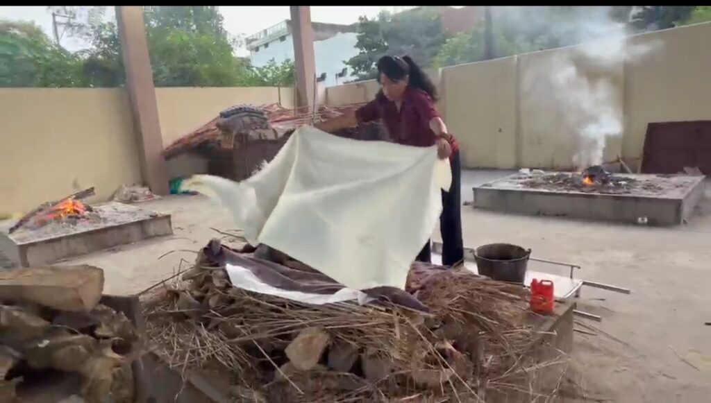 क्रांतिकारी शालू सैनी ने सड़क पर पड़े बुजुर्ग मृतक की बेटी बनकर दी मुखाग्नि, छः हजार से अधिक लावारिस मृतकों की वारिस बन अंतिम विदाई देने वाली क्रांतिकारी शालू सैनी ने फिर निभाया बेटी का धर्म,,,