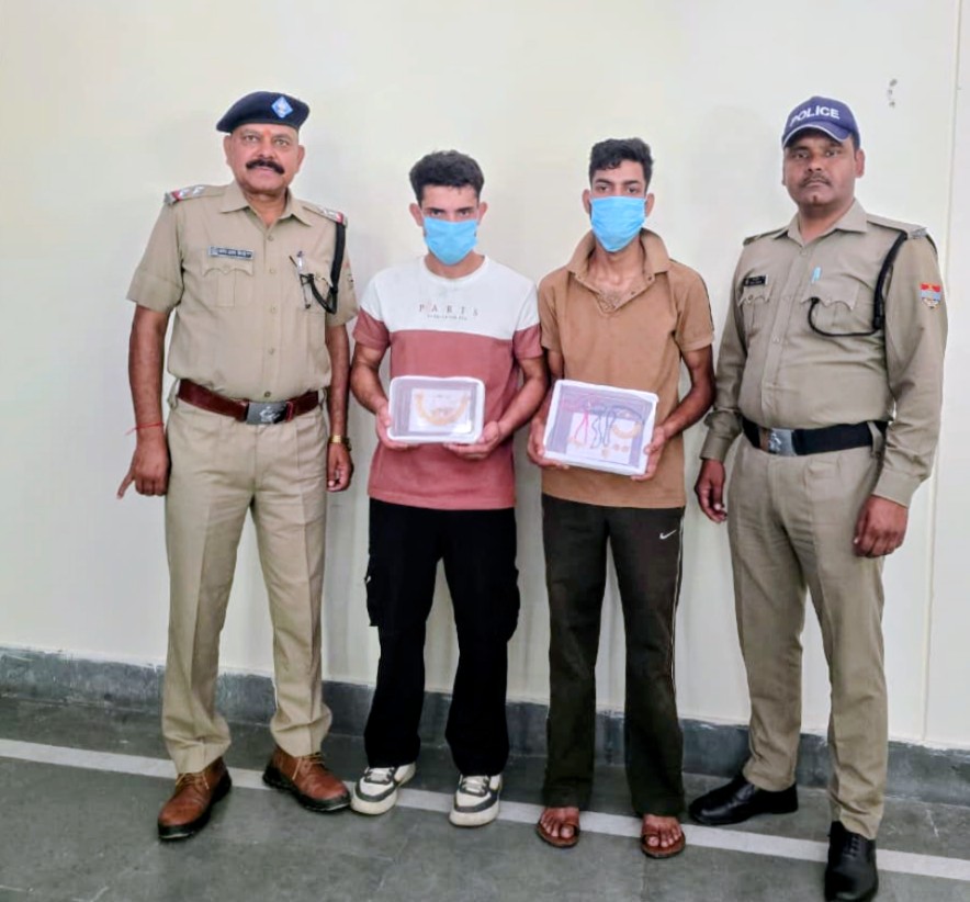 नरेंद्रनगर में बंद मकान का ताला तोड़कर लाखों रुपये के सोने के आभूषण उड़ाने वाले शातिर चोरों तक पहुंचने में टिहरी पुलिस को कड़ी मशक्कत के बाद मिली सफलता,,,
