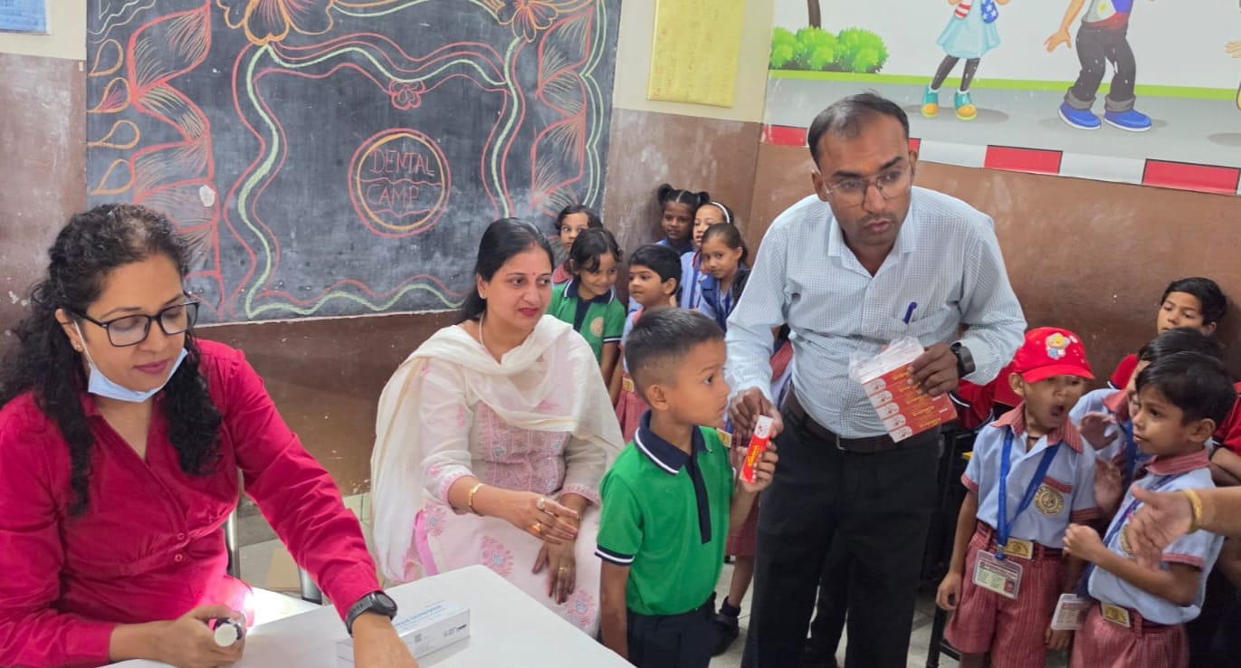 स्कूली बच्चों को दांतों की सुरक्षा व रखरखाव के लिए किया जागरूक,वरिष्ठ समाजसेविका पूजा गुप्ता ने शिविर के माध्यम से की पहल,,,