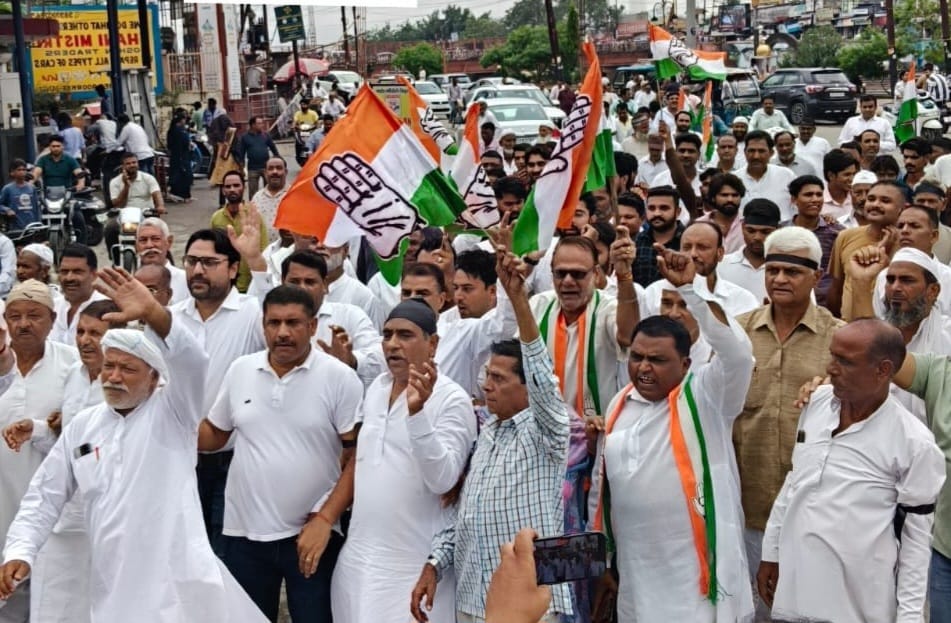 वोट चोरी के आरोप को लेकर कांग्रेस पार्टी ने निकाला मार्च,पुतला फूंक दिया एसडीएम को ज्ञापन,,,