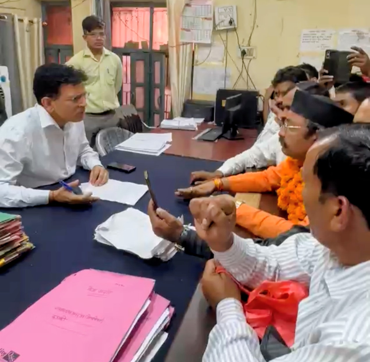 प्रदेश अध्यक्ष रमेश चंद्र जोशी के नेतृत्व में कार्यकर्ताओं ने ज्वाइंट मजिस्ट्रेट कार्यालय पहुंचकर प्रदर्शन किया और सरकारी भूमि को कब्जामुक्त कराने समेत कई मांगों को लेकर ज्वाइंट मजिस्ट्रेट दीपक रामचंद्र शेठ को ज्ञापन सौंपा,,,