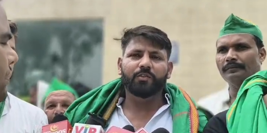 बच्चे के इलाज में लापरवाही बरतने को लेकर सक्षम हॉस्पिटल के बाहर  भारतीय किसान यूनियन  भूमिपुत्र ने दिया धरना ,,,
