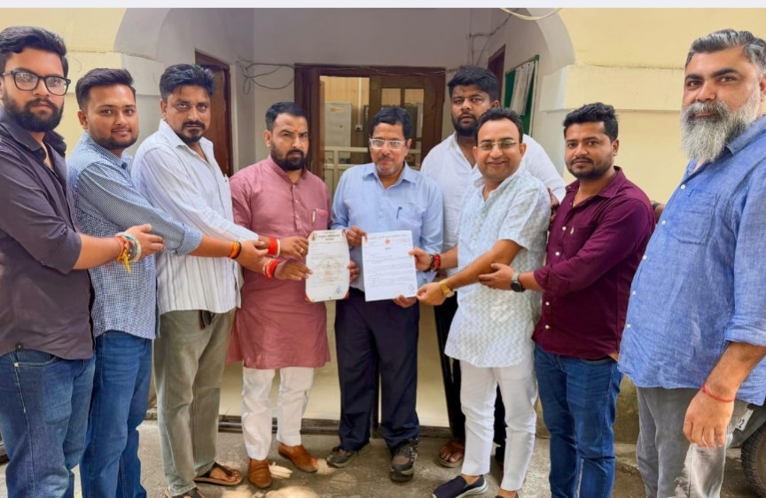 कलेक्ट्रेट परिसर स्थित कथित अवैध मस्जिद के ध्वस्तीकरण को लेकर शिकायत करता विकास त्यागी के परिवार कु सुरक्षा बढ़ाने को लेकर त्यागी समाज महासंघ ने सौंपा मजिस्ट्रेट को ज्ञापन,,,