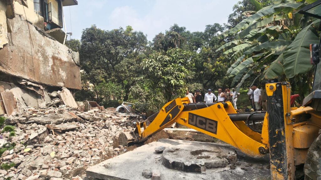 बिल्डिंग के एक हिस्सा भरभरा कर गिरने से हादसे के बाद मलबे में एक पीएसी जवान के दबे होने की सूचना से मौके पर मचा हड़कंप ,,,
