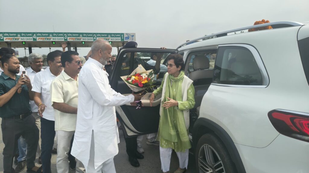 राजेंद्र चौधरी के नेतृत्व में कांग्रेस कार्यकर्ताओं ने बहादराबाद टोल प्लाजा पर उत्तराखंड प्रदेश कांग्रेस की प्रभारी कुमारी शैलजा का पुष्पकुंज भेंट कर किया जोरदार स्वागत ,,,