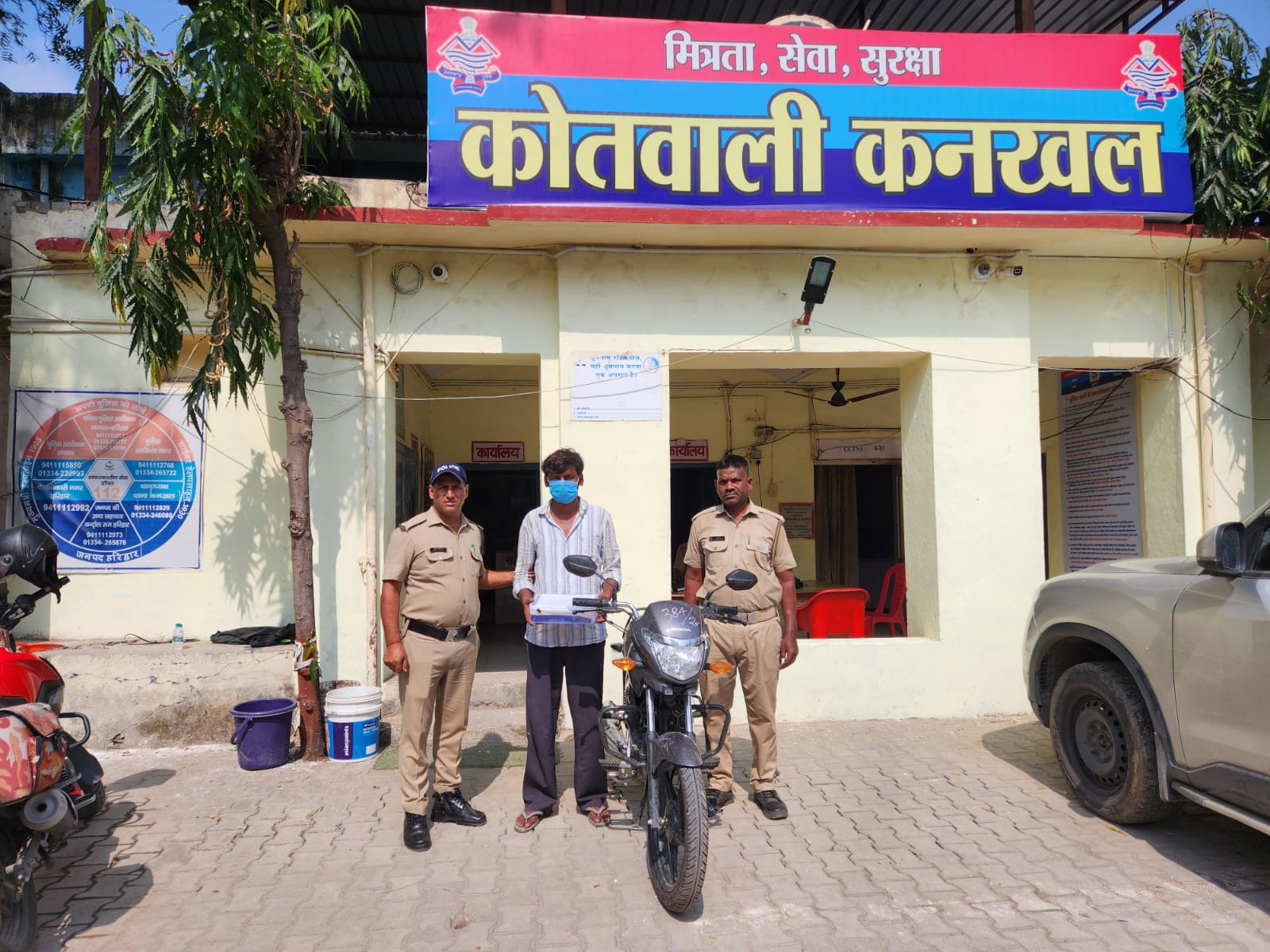 कनखल क्षेत्र में पुलिस ने अलग-अलग घटनाओं में त्वरित कार्रवाई करते हुए एक ओर चैन स्नेचिंग की वारदात का खुलासा कर विधि विवादित किशोर को संरक्षण में लिया, तो दूसरी ओर पत्नी की हत्या की कथित नीयत से तमंचा लेकर घूम रहे आरोपी को भी दबोच लिया,,,