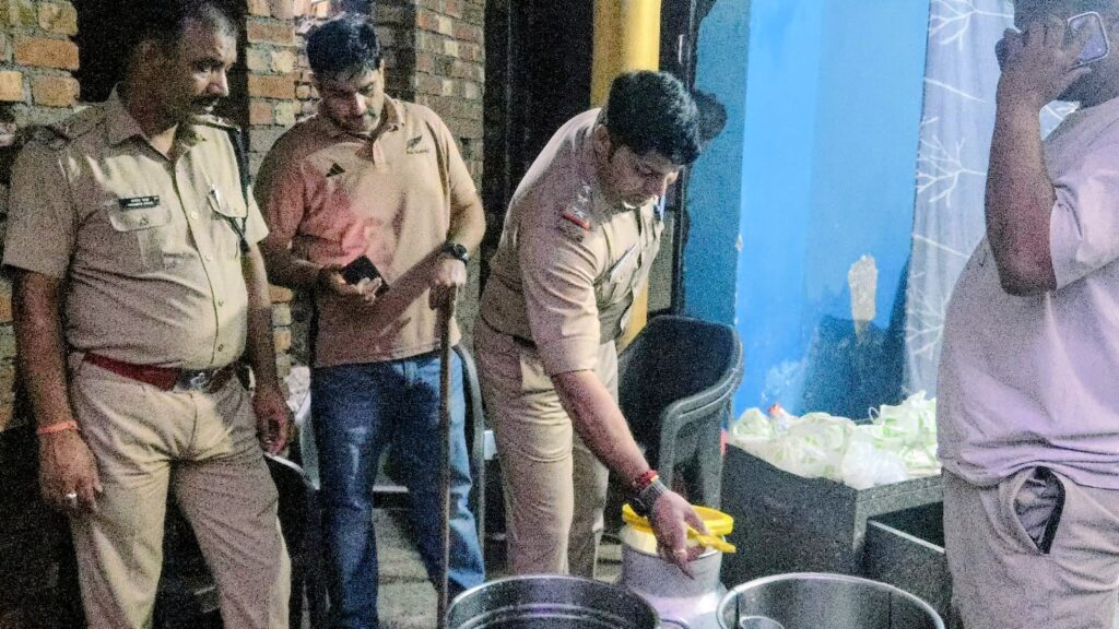 त्योहारों की आहट के बीच दून पुलिस ने पटेलनगर में कानून-व्यवस्था दुरुस्त रखने के लिए एक साथ तीन मोर्चों पर की मोर्चाबंदी,,,