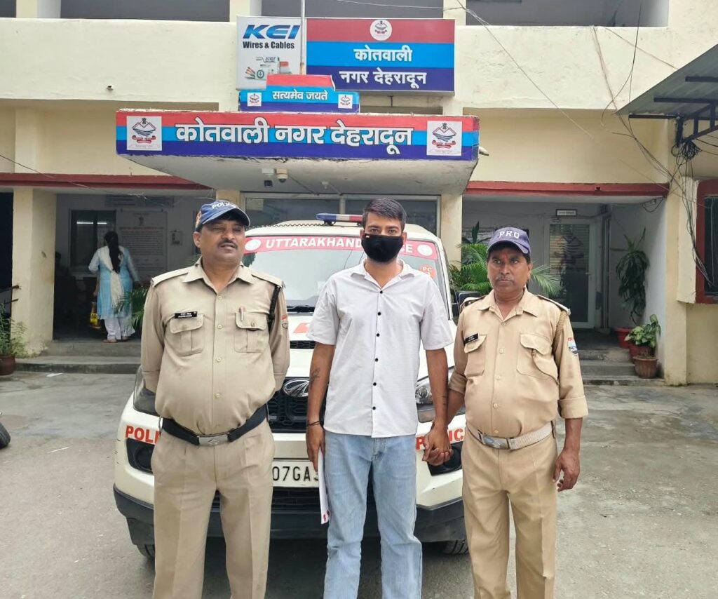 दून मेडिकल कॉलेज अस्पताल की इमरजेंसी में चापड़ लहराकर डॉक्टरों, नर्सिंग स्टाफ और सुरक्षाकर्मियों में दहशत फैलाने वाले युवक को दून पुलिस ने किया गिरफ्तार,,,