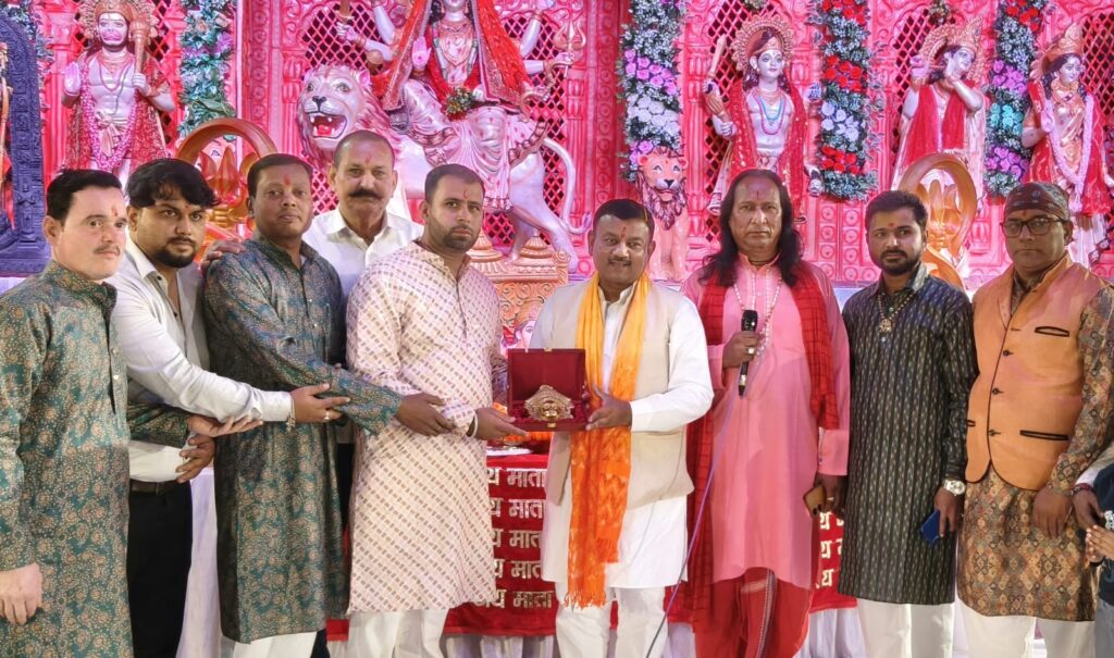 लालकुर्ती में मां दुर्गा के भव्य जागरण में पहुंचकर पूर्व मेयर गौरव गोयल ने पूजा-अर्चना कर लिया आशीर्वाद,की सुख व समृद्धि की कामना,,,