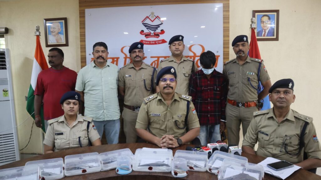 उत्तर प्रदेश से अवैध हथियारों की खेप लेकर उत्तराखंड में सप्लाई करने निकले दो कथित असलहा तस्करों का पुलिस से सामना किया गिरफ्तार,,,