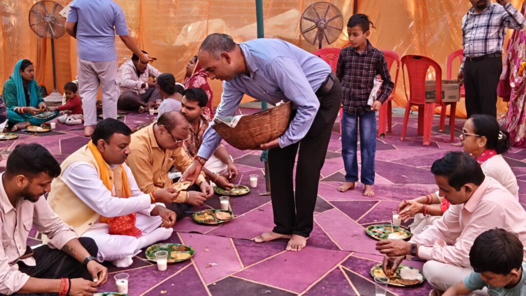 लालकुर्ती स्थित यूनाइटेड परिवार द्वारा अन्नपूर्णा विशाल भंडारे में बड़ी संख्या में भक्तों ने किया प्रसाद ग्रहण,पूर्व मेयर रहे मौजूद,,,