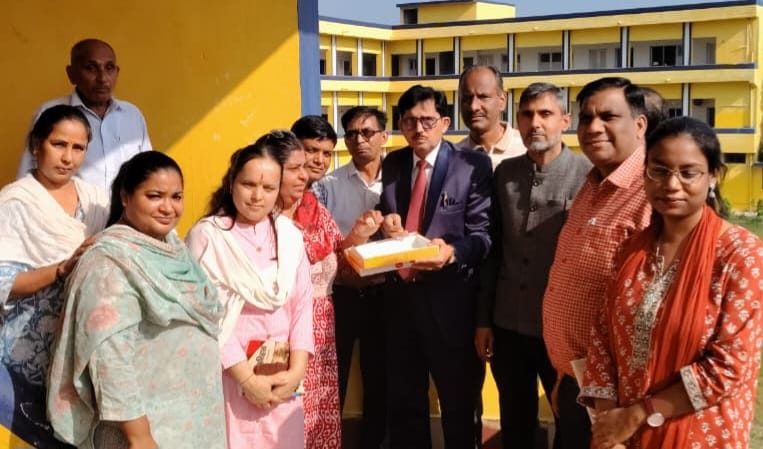 बीएसएम डिग्री कॉलेज को विश्वविद्यालय का दर्जा मिलने पर जताया हर्ष,शिक्षकों ने मिठाई खिलाकर एक दूसरे को दी बधाई,,,